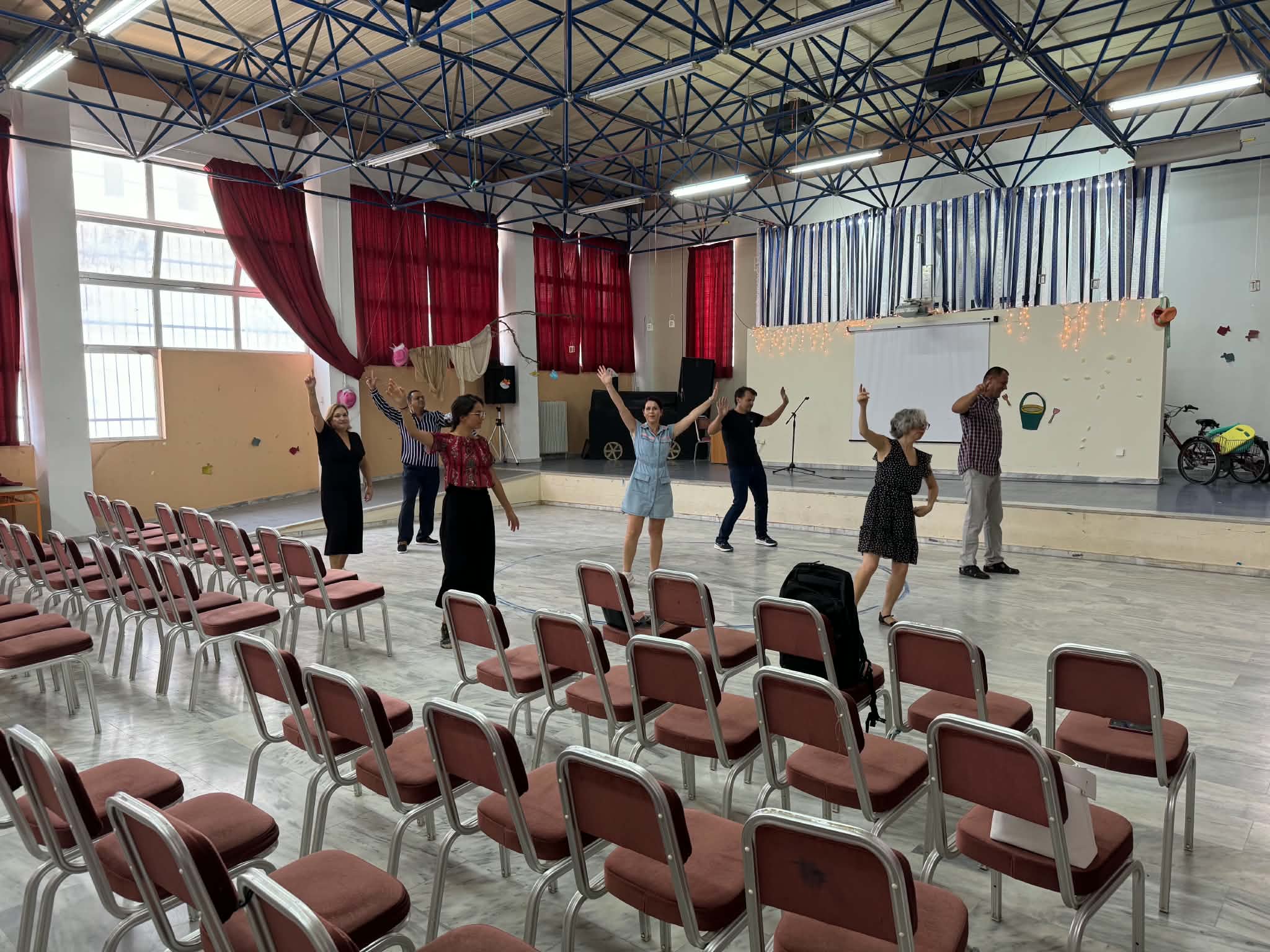 Participants practising a movement exercise in a school hall during the second D (special) DAYS training event